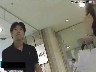 Gadis-gadis cantik mengenakan rok mini gadis-gadis cantik