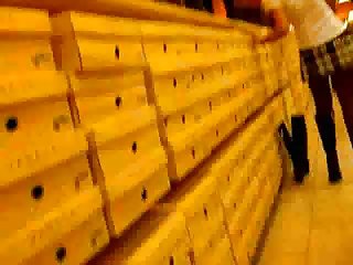 Tanpa culotte dans le toko de sepatu di bawah rok dengan no. video porno keindahan muda